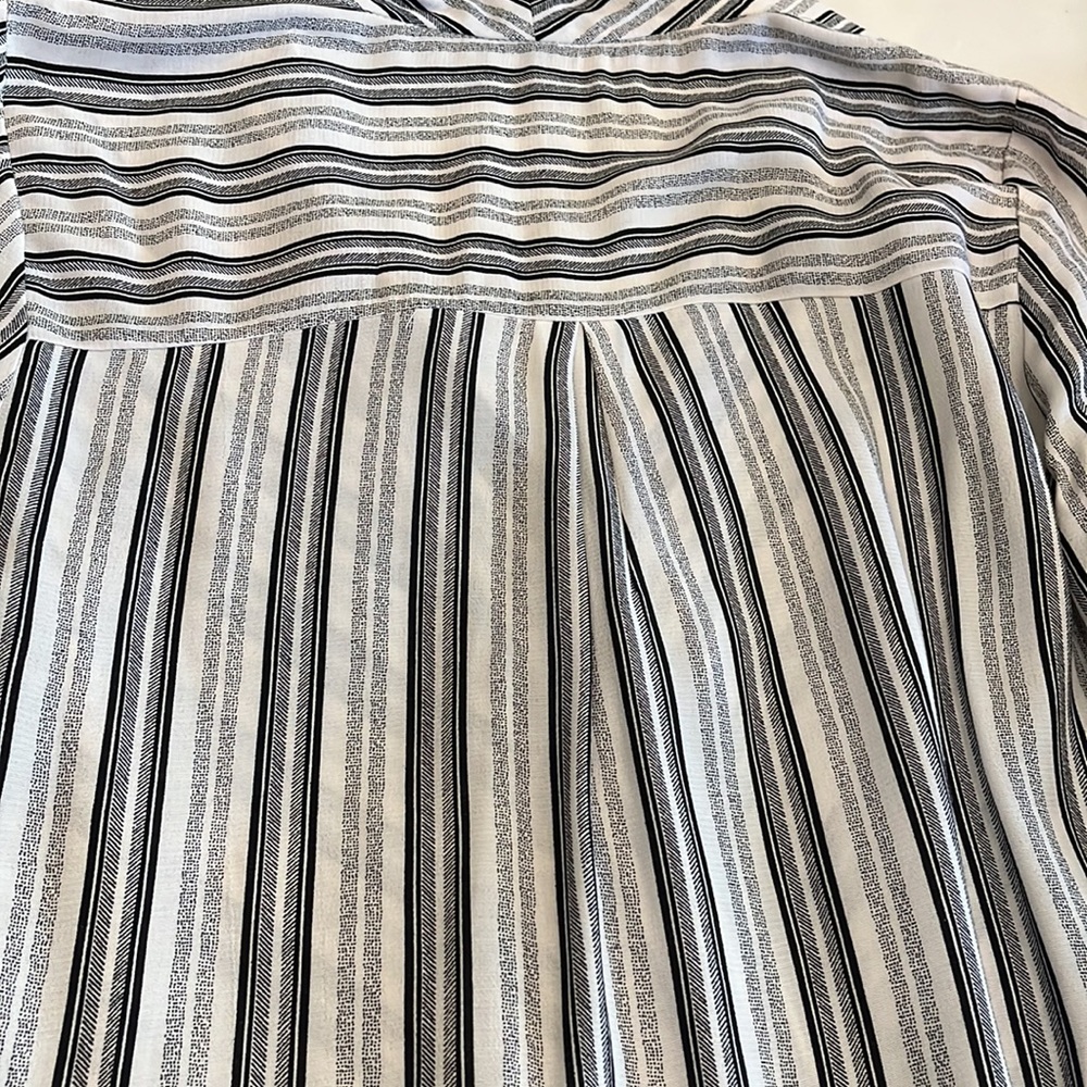 Top Shop black and white blouse. Long Sleeves. Size 4. Excellent condition - Picture 9 of 9